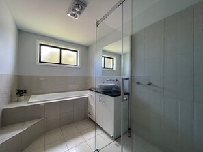 Combined shower/bathtub, soap