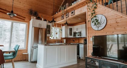 Private Cabin by the Creek- Hot tub