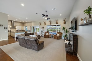 Living area - Pool - Hot tub - Gym - Pool Table - detach garage - 5 acre estate (Loxahatchee)