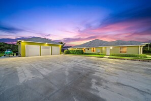Property grounds - Pool - Hot tub - Gym - Pool Table - detach garage - 5 acre estate (Loxahatchee)