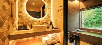 South101 BBQ 2 cars outside the parking lot / Ashigarashimo-gun Kanagawa