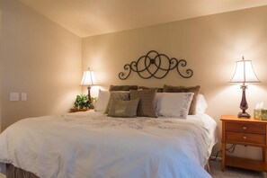 3 camere, cassaforte in camera, una scrivania, ferro/asse da stiro