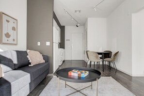 Een televisie en een stereo