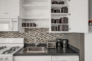 Een koelkast, een magnetron, een oven, een vaatwasser