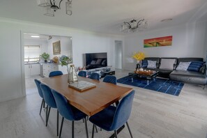 Smart-tv, ett bordtennisbord, leksaker och böcker