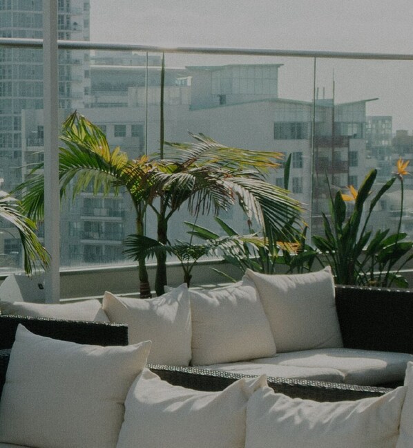 Property grounds - Sleek Downtown Bellevue 1BR w/ W/D & Storage, near Shops, by Blueground (Seattle)