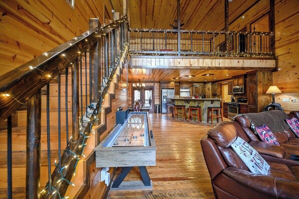 Smart TV, fireplace, video games - 8BR Luxe Retreat: Hot Tub, Arcade, Fire Pit, Swing, Kids Play Area, Sleeps 18 (Broken Bow)