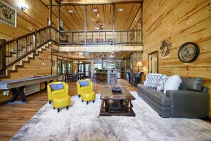 Smart TV, fireplace, video games - 8BR Luxe Retreat: Hot Tub, Arcade, Fire Pit, Swing, Kids Play Area, Sleeps 18 (Broken Bow)
