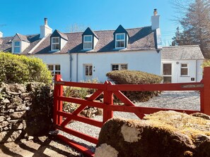Exterior - No 4 old post office row, Isle of Skye (portree, isle of skye)
