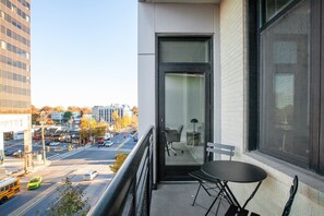 Outdoor dining - Lovely Bethesda 1BR w/ W/D, Gym & Lounge, walk to Metro, by Blueground (Maryland)