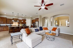 テレビ、暖炉、書庫