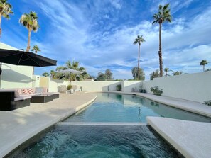 Una piscina al aire libre, una piscina climatizada