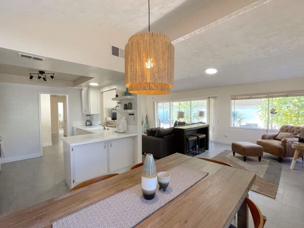 Una Smart TV, un reproductor estéreo