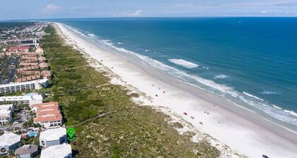 Lovely ocean-view condo with pools, hot tubs, private W/D, & central AC