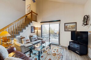 TV, caminetto, lettore DVD, videoteca