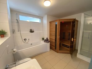 Bathtub - Apartment 'Brigantine 33 By Seeblick Ferien' with Sea View and Private Terrace (OstseeResort Olpenitz/ Kappeln)