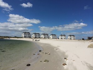 På stranden