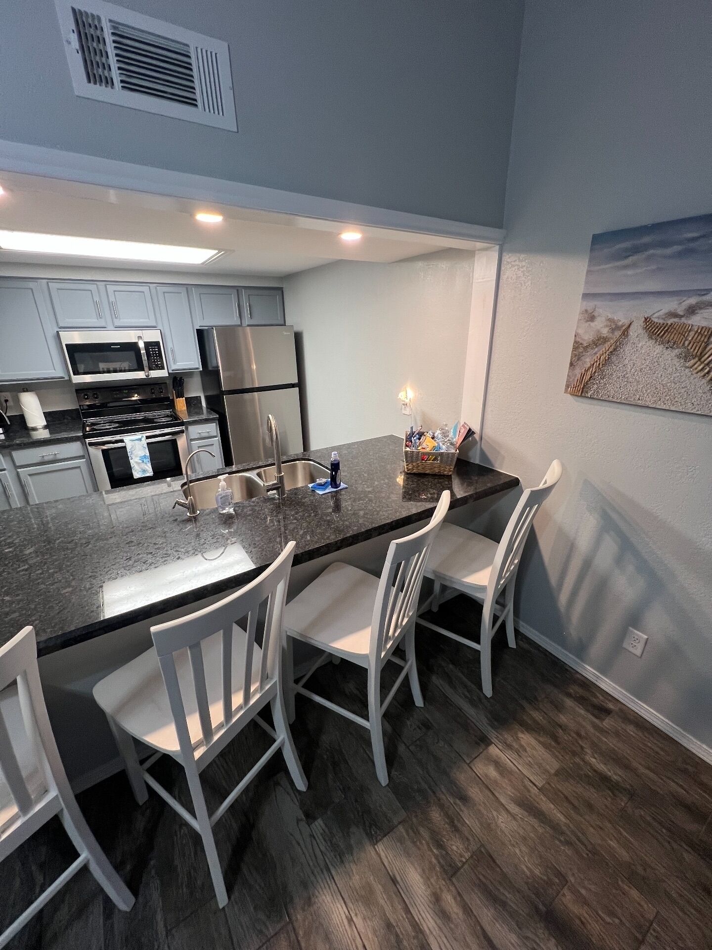 Réfrigérateur, micro-ondes, four, plaque de cuisson