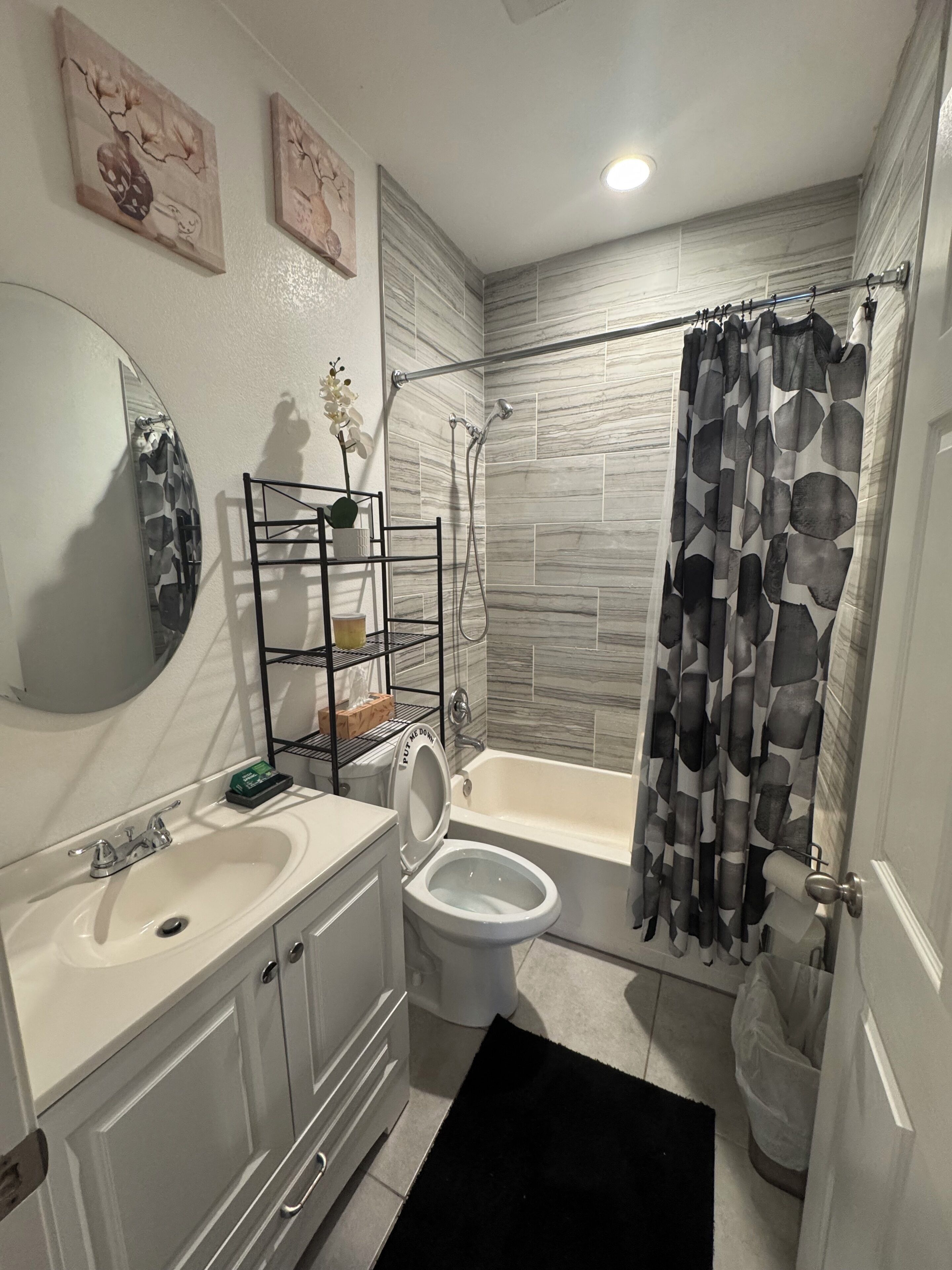 Combined shower/bathtub, hair dryer, towels, soap