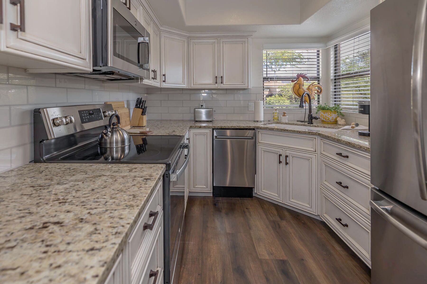 ثلاجة، ميكروويف، فرن، موقد طهي مسطح