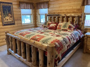 3 bedrooms, iron/ironing board, free WiFi, bed sheets - Log home nestled in tall pines near Norway Lake (Pine River)