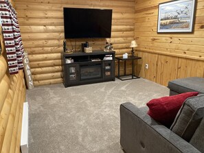 Smart TV, fireplace, books - Log home nestled in tall pines near Norway Lake (Pine River)