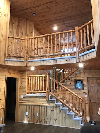 内装. Log home nestled in tall pines near Norway Lake