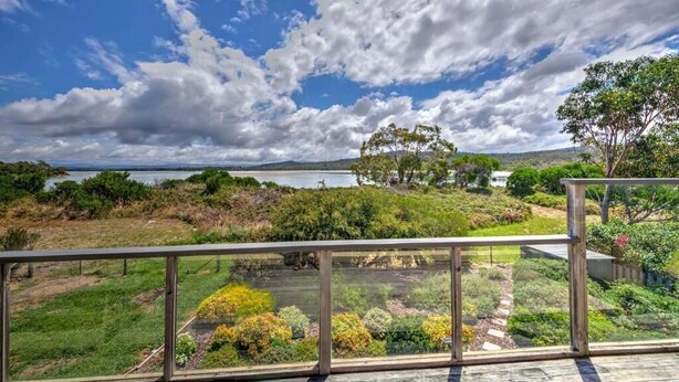 A balcony with a view of a lake and hills. - Swan Cove (Coles Bay)