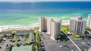 Un hôtel de grande hauteur doté d’un parking et offrant une vue sur l’océan.