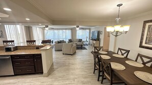 Un grand espace de vie comprenant une salle à manger, une cuisine et un coin salon.