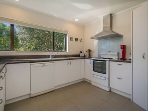 Refrigerador, microondas, lavavajillas y cafetera y tetera 
