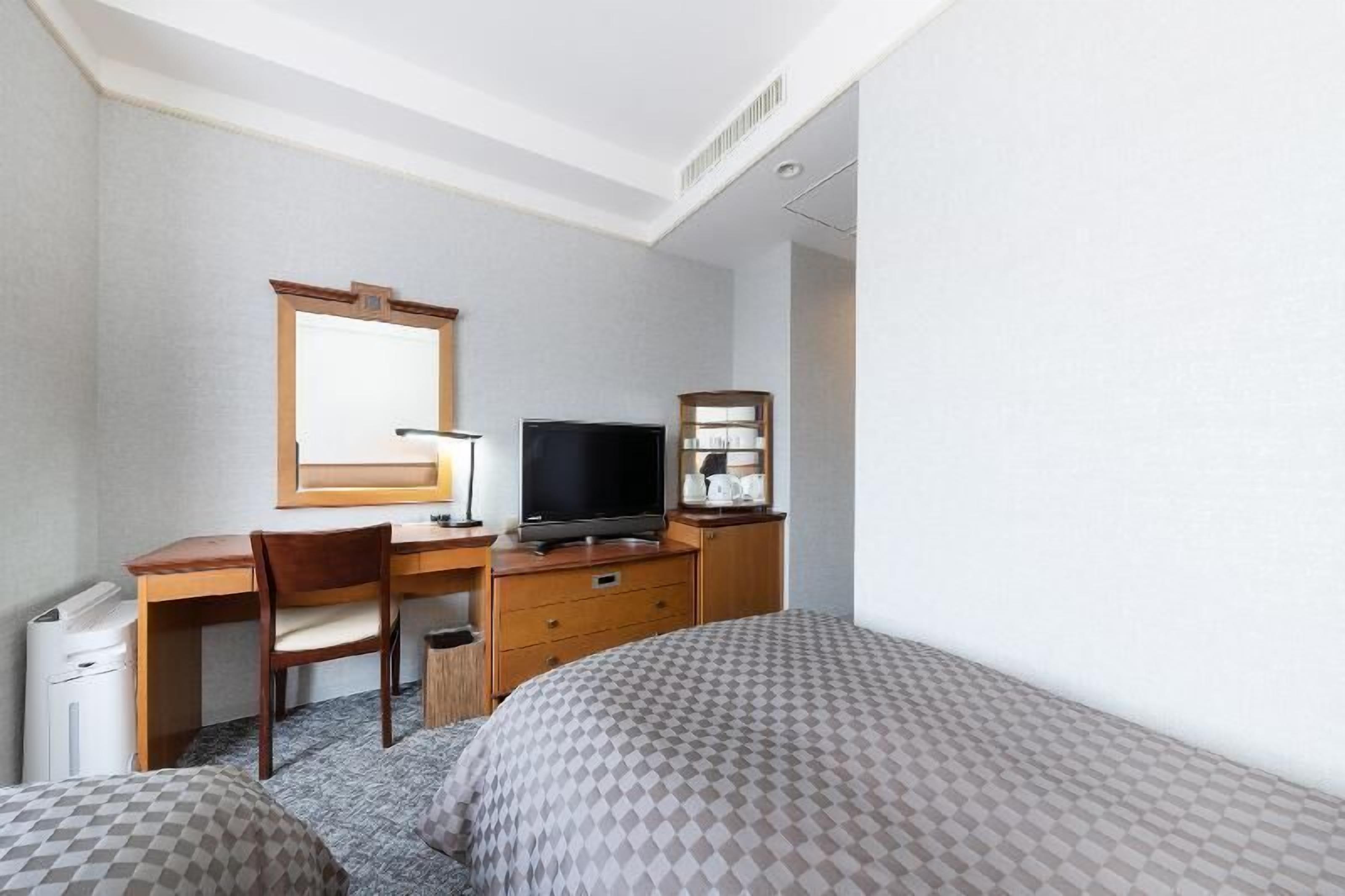 Dundyner, skrivebord og sengetøy