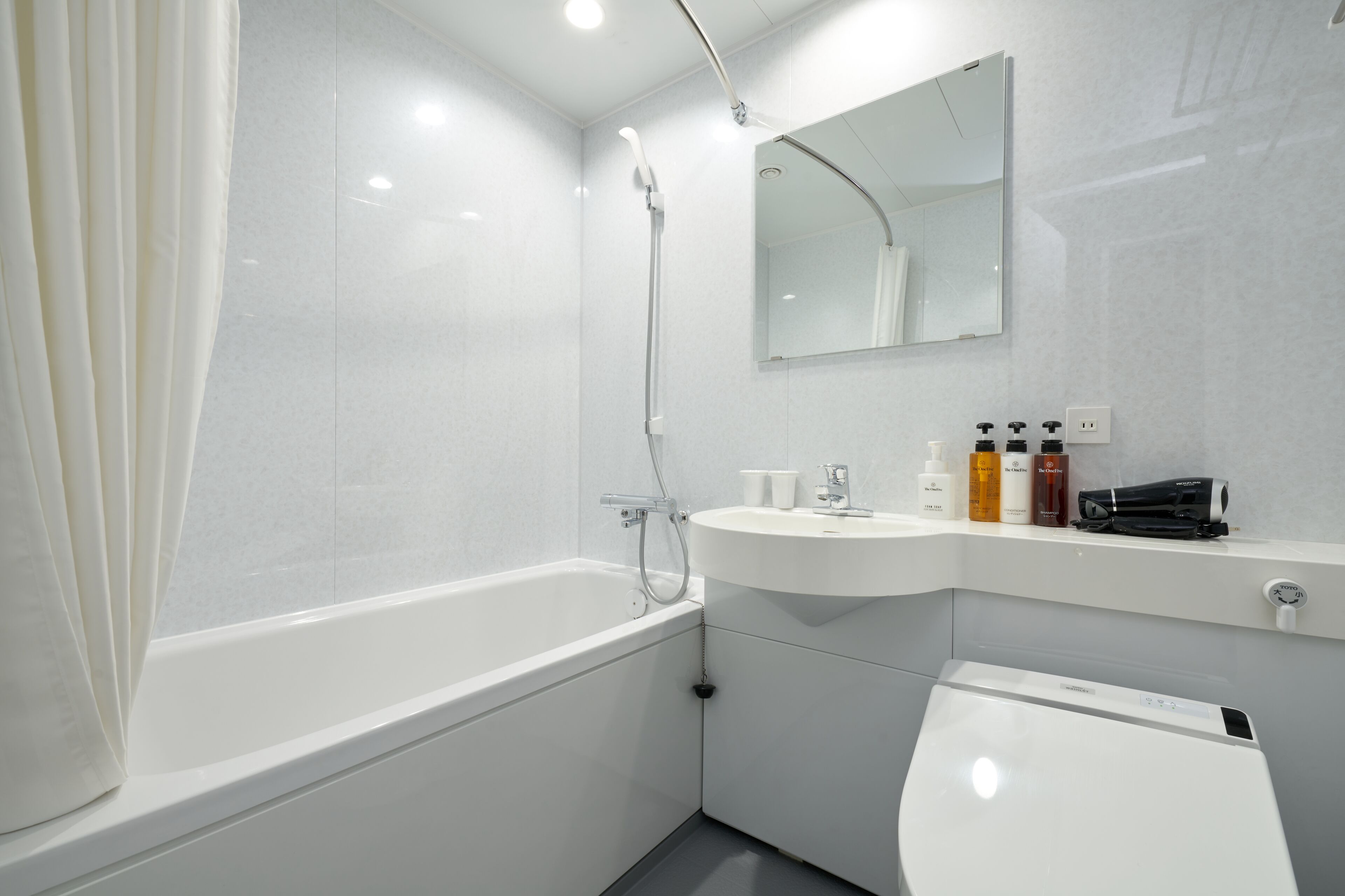 combined shower/bathtub, free toiletries, hair dryer, towels