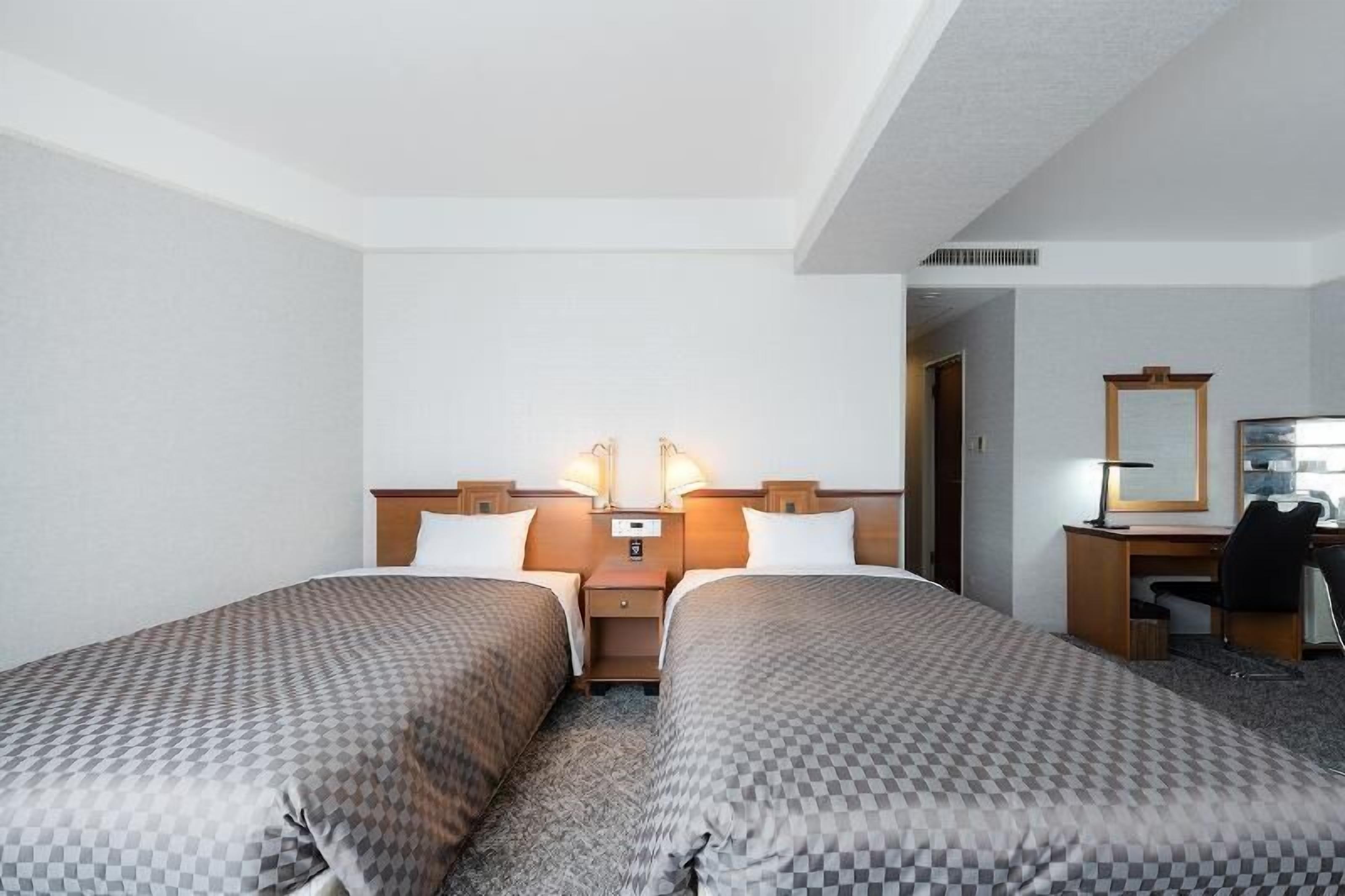 Dundyner, skrivebord og sengetøy