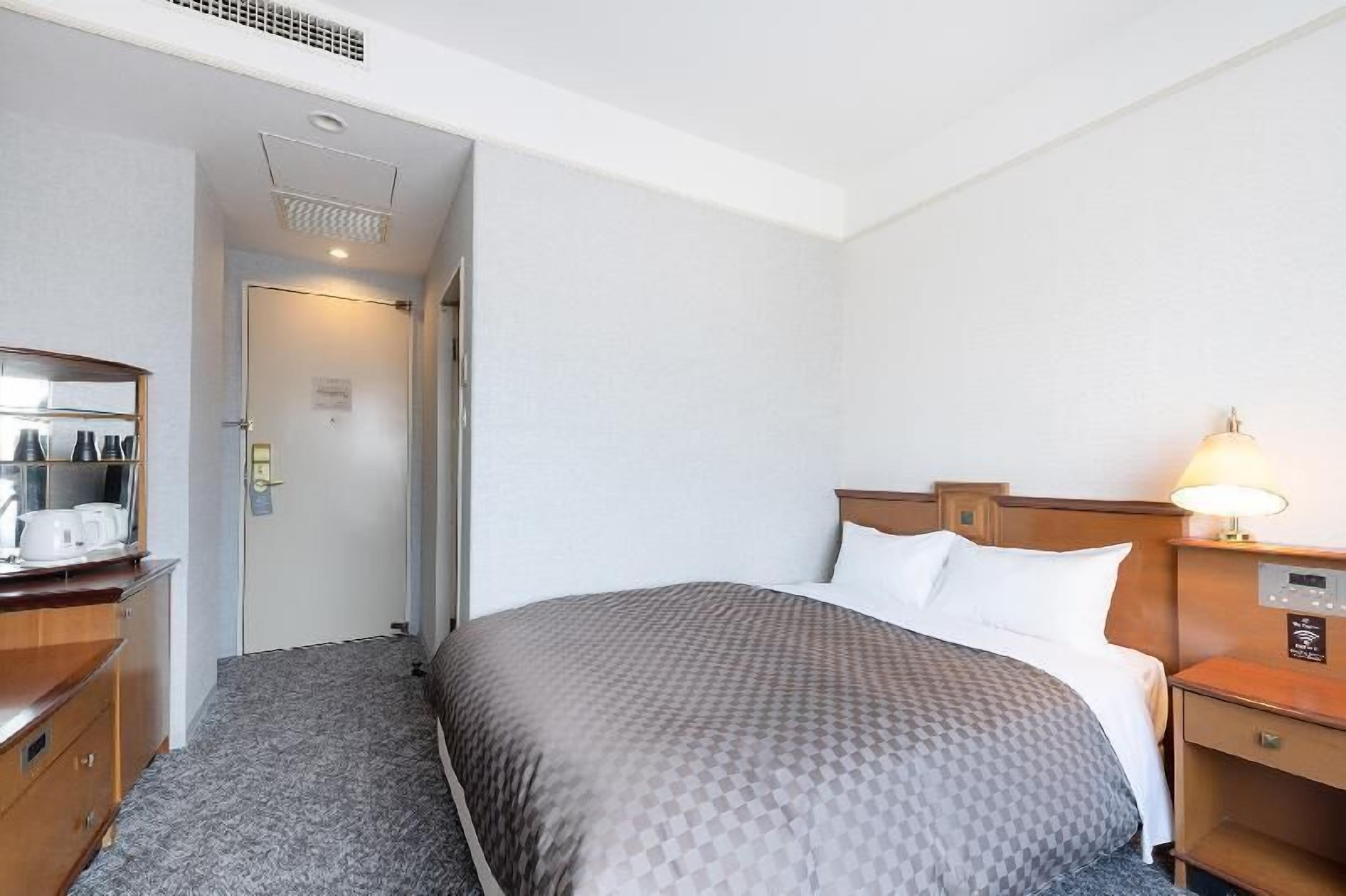 Dundyner, skrivebord og sengetøy