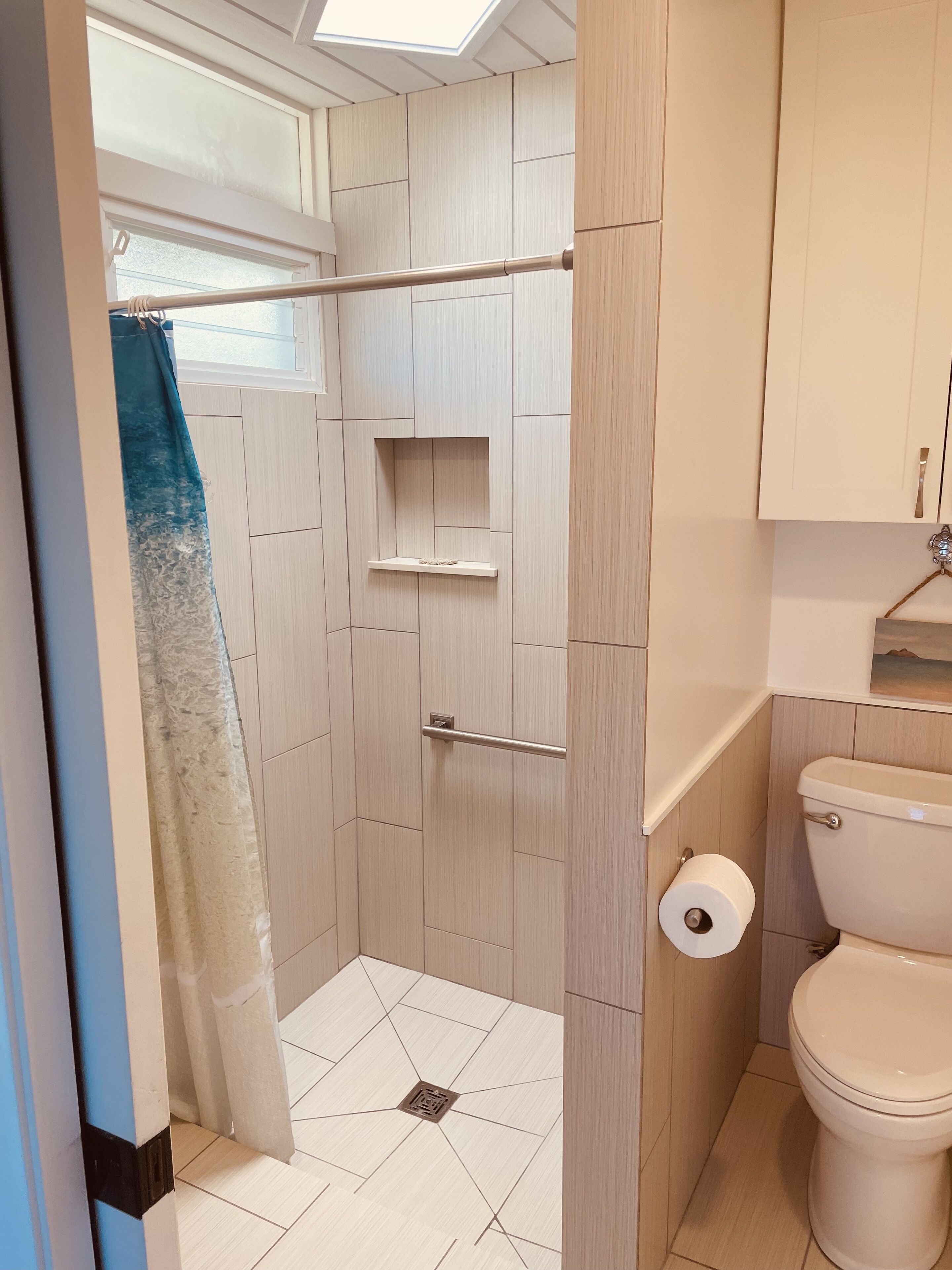 Shower, hair dryer, towels, toilet paper