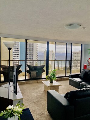 Living area - Ocean View (Surfers Paradise)