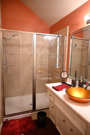 Duschwanne, Haartrockner, Bidet, Handtücher