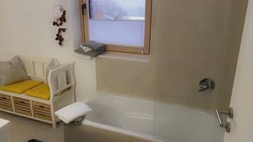 Duschwanne, Haartrockner, Handtücher, Seife