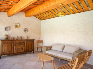 Televisión, chimenea y reproductor de DVD 