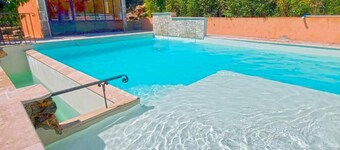 Air-conditioned holiday home with private pool