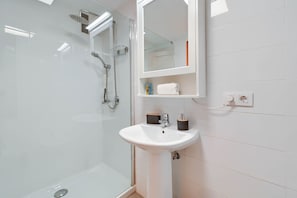 Shower, bidet, towels