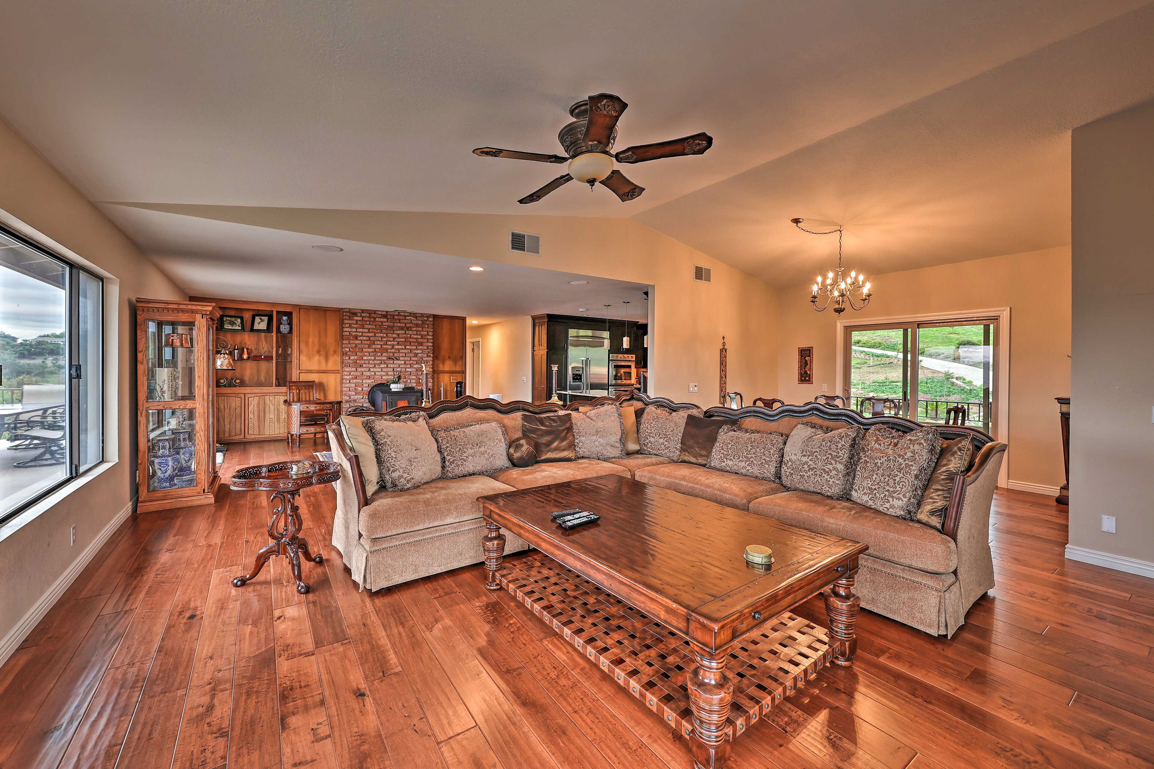Grand Wine Country Getaway w/ Stunning Views!