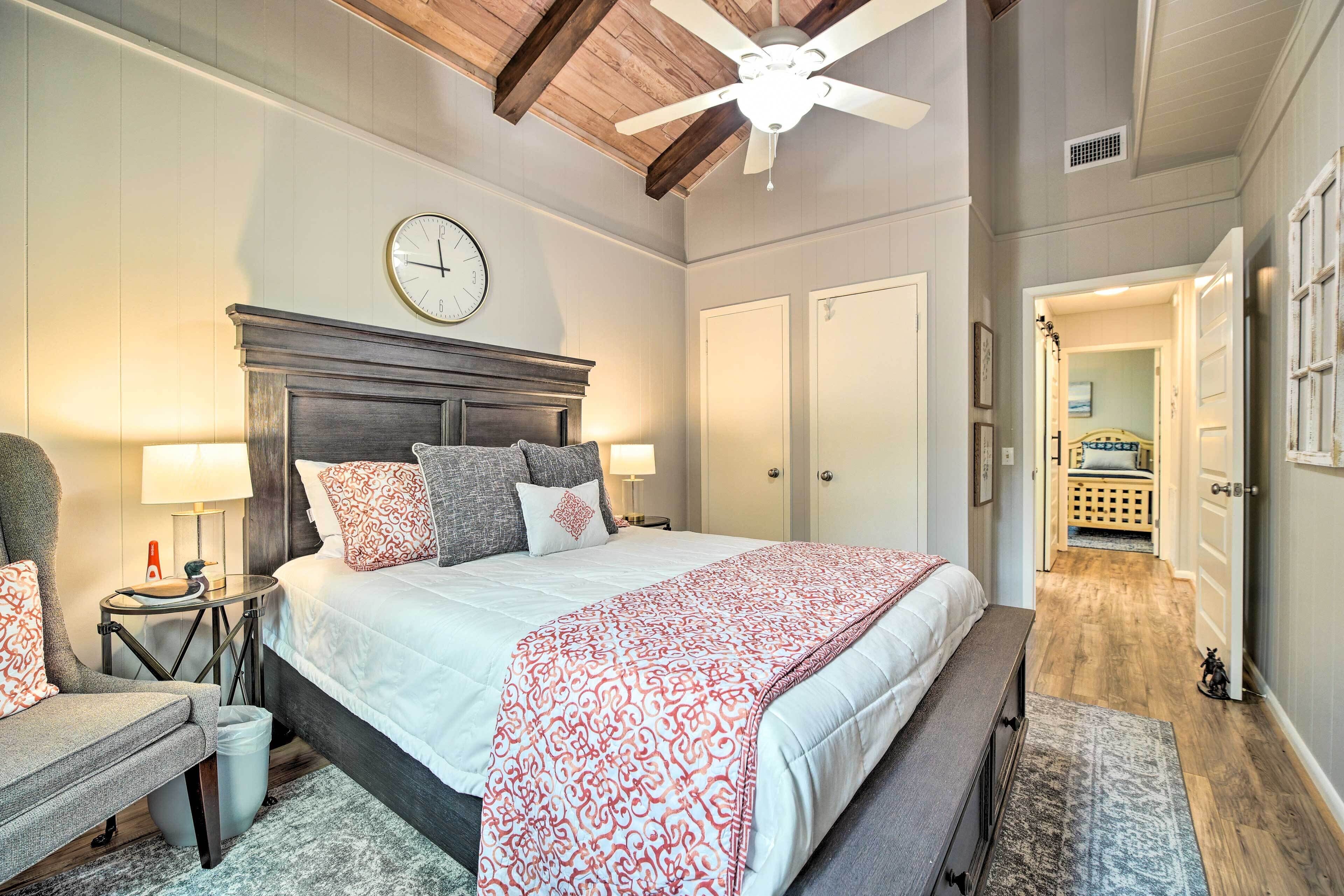 3 bedrooms, desk, laptop workspace, internet