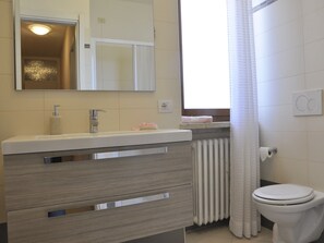 Shower, bidet, towels