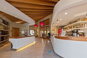 Bar (on property) - Sunny Coastal Escape in Lido (Lido delle Nazioni)