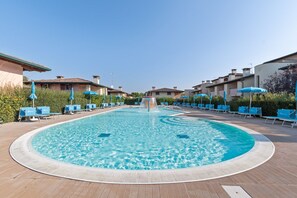 Pool - Sunny Coastal Escape in Lido (Lido delle Nazioni)