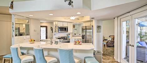 Cookware/dishes/utensils, dining tables