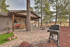Outdoor dining - Arizona Home w/ Patio, Fire Pit & Gas Grill (Williams)