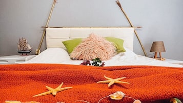 Habitación estándar | Espacio para trabajar con un portátil y ropa de cama